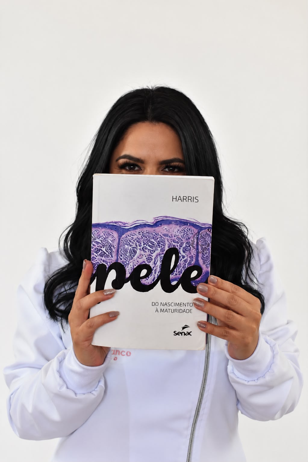 Janine Freitas Branco estudando fisiologia da pele, base científica do Método JFB