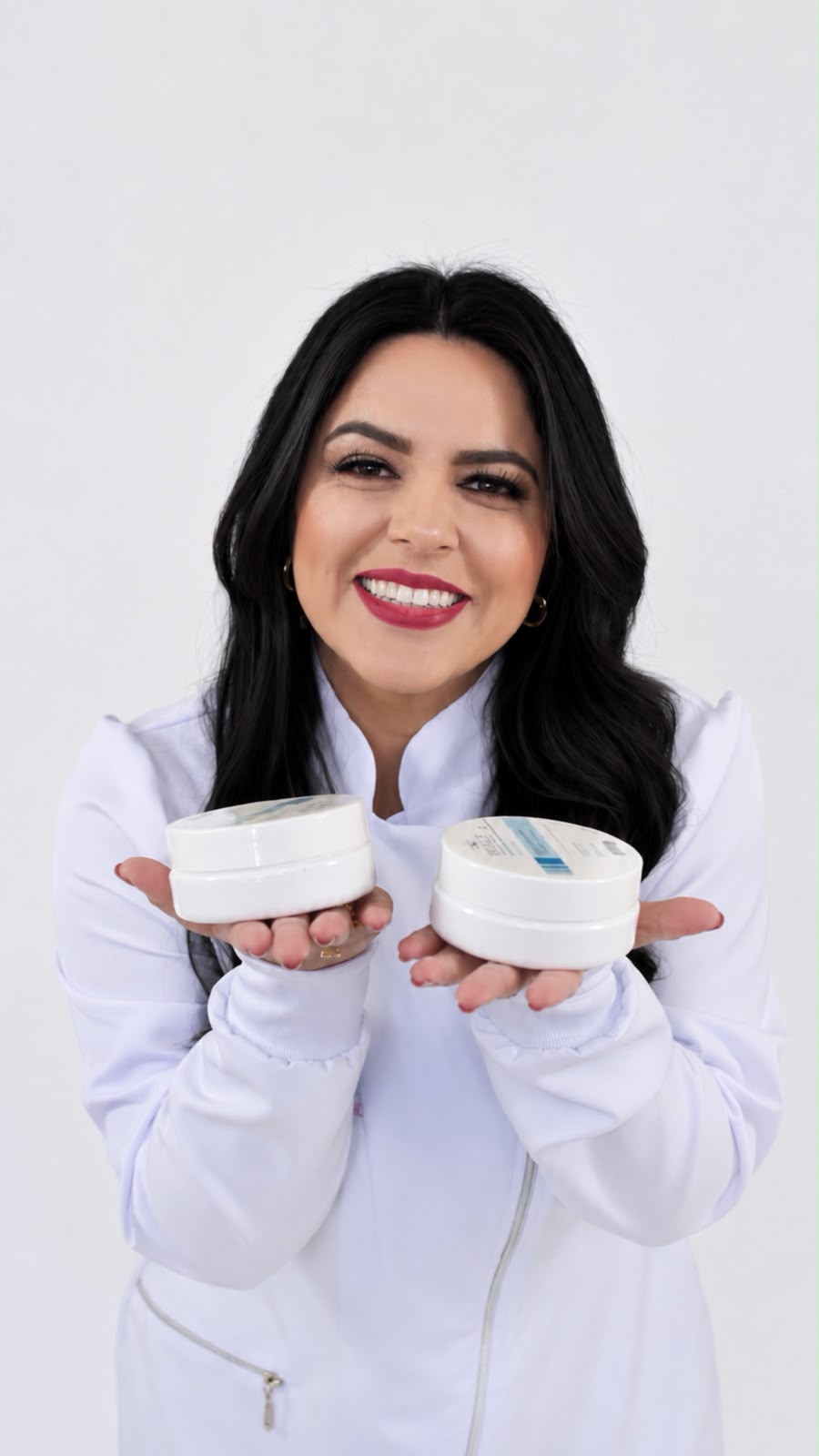 Janine Freitas Branco apresentando os produtos usados nos protocolos do Método JFB